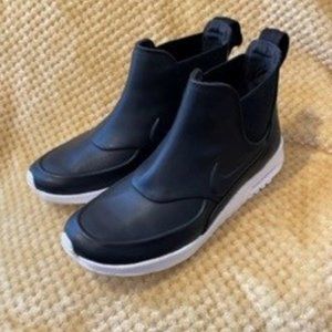 Nike Women's Air Max THEA Casual Shoe Boots